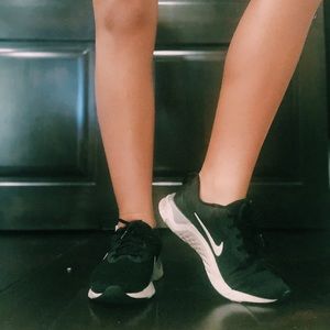 FABULOUS Women’s Nike Tennis Shoes